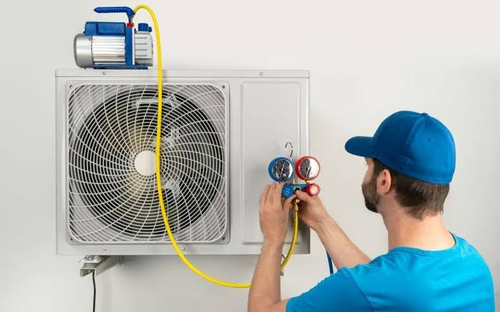 AIR COOL SYSTEM KOVAI technician servicing a commercial HVAC unit